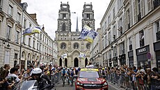 Peloton vyráí od orléanské katedrály svatého Kíe do desáté etapy Tour de...