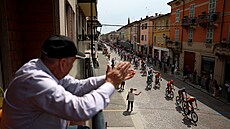 Obyvatelé Piacenzy zdraví peloton Tour de France.
