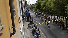 Peloton Tour de France projídí vyzdobenými ulicemi Piacenzy.