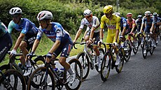 Mathieu van der Poel debatuje s Tadejem Pogaarem v desáté etap Tour.