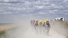 PRA�NÝ MRAK. Skupina favorit� projí�dí �otolinovým úsekem v deváté etap� Tour...