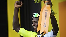 Biniam Girmay na pódiu pro vít�ze etapy Tour de France.