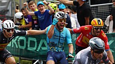 SDÍLENÁ RADOST. Mark Cavendish je�t� ani neskon�il s vít�znými gesty a jeho...