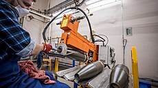 Ka�dý náboj je po napln�ní slo�í TNT t�eba dokonale o�istit, zejména �pi�ku.