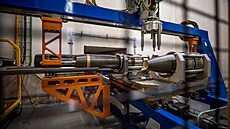 Speciální za�ízení, které za pencé�ovou zást�nou naplní náboje slo�í TNT.