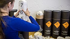 Balení a kompletace prachových pytl k 155 milimetrovým nábojm.