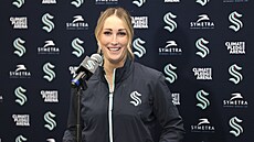 Jessica Campbellová hovo�í s noviná�i po jmenování do funkce asistentky trenéra...