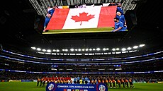 Kanadtí a venezueltí fotbalisté jsou nastoupeni ped zaátkem tvrtfinále...
