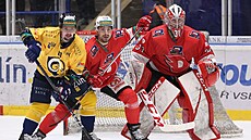 Pardubický úto�ník Dominik Hrní�ko v souboji p�ed brankou s Petrem Holíkem ze...