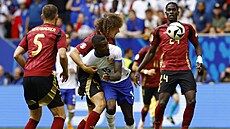 Marcus Thuram z Francie v souboji s belgickým obráncem Woutem Faesem.