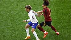 Arthur Theate z Belgie svádí souboj s Antoinem Griezmannem z Francie.