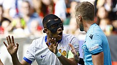 Francouz Kylian Mbappé v diskuzi se védským sudím Glennem Nybergem.