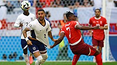 Kyle Walker z Anglie v souboji se �výcarem Breelem Embolem.