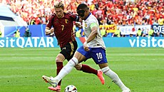 Belgi�an Kevin De Bruyne se sna�í ubránit Kyliana Mbappého z Francie.