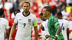 Angli�ané Harry Kane a Jordan Pickford b�hem duelu se �výcary.