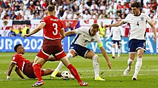 Harry Kane z Anglie v souboji s Danem Ndoyem ze �výcarska.