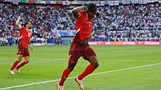 �výcar Breel Embolo se raduje z gólu do sít� Anglie.