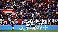 Francouztí fotbalisté se radují z gólu do sít Belgian.