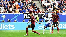 Randal Kolo Muani z Francie dává vítzný gól v osmifinálovém duelu s Belgií.