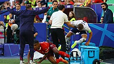 Angli�an Harry Kane skon�il po zákroku �výcara Manuela Akanjiho na lavi�ce.