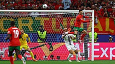 Portugalec Cristiano Ronaldo ve výskoku v zápase se Slovinskem.