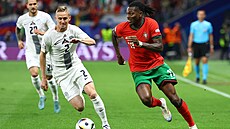 Rafael Leao z Portugalska pekonává obránce Slovinska ana Karninika.