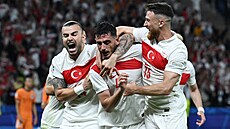 Turetí fotbalisté se radují z první branky proti Nizozemsku.