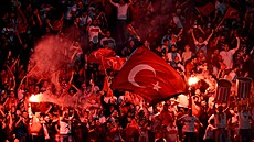 Fanou�ci Turecka na stadionu v Berlín� b�hem utkání s Nizozemskem.