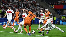 Turek Mert Müldür si dává vlastní gól v utkání s Nizozemskem.