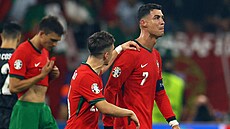 Pla�ící kapitán Portugalska Cristiano Ronaldo po neprom�n�né penalt� v...