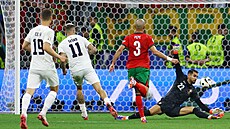 Diogo Costa z Portugalska chytá �anci Slovince Benjamina �e�ka.
