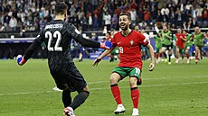 Portugalci Bernardo SIlva a Diogo Costa slaví po zvládnutém penaltovém...