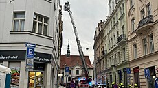 Mu� vyhro�oval skokem ze st�echy domu ve Vojt�ské ulice v Praze 1. (6....