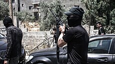 �lenové palestinské milice Prapor D�anín z uprchlického tábora D�anín na...