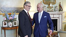 Lídr labourist� a nový britský premiér Keir Starmer p�i setkání s králem Karlem...
