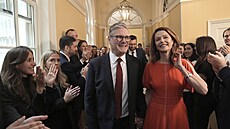 Lídr labourist a nový britský premiér Keir Starmer se svou enou Victorií...