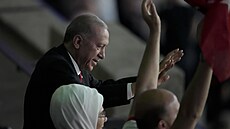 Turecký prezident Recep Tayyip Erdogan zdraví turecké fotbalové fanou�ky v...