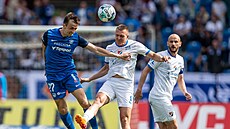 Daniel Tetour (vlevo) z Liberce hlavikuje bhem utkání proti Baníku Ostrava.