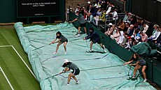 Program druhého kola Wimbledonu narušil déšť, pořadatelé odtahují z kurtu...