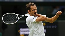 Ruský tenista Daniil Medvedv sleduje svj úder ve tvrtfinále Wimbledonu.