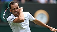 Ruský tenista Daniil Medved�v sleduje, kam b�hem zápasu prvního kola Wimbledonu...