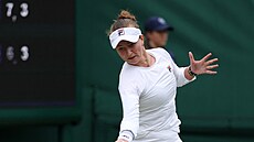 Barbora Krejčíková returnuje v zápase prvního kola Wimbledonu.