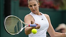 Karolína Plí�ková returnuje v zápase prvního kola Wimbledonu.