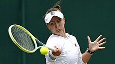 Barbora Krejčíková hraje forhend ve třetím kole Wimbledonu.