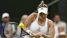 Markéta Vondrou�ová hraje bekhend v prvním kole Wimbledonu.