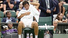 Vít Kopiva na lavice v prvním kole Wimbledonu.