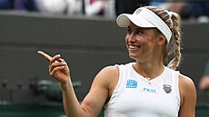 Julia Putincevová gestikuluje ve t�etím kole Wimbledonu.
