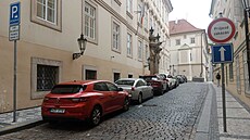 Výsuvné sloupky mají být nainstalovány i u vjezdu do Sn�movní ulice, kde jsou...