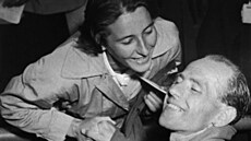 Dana Zátopková blahop�eje man�elovi k vít�zství v olympijském maratonu.