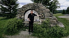 �t�pán Jav�rek u pomníku jedné ze zaniklých obcí Kru�ných hor.
